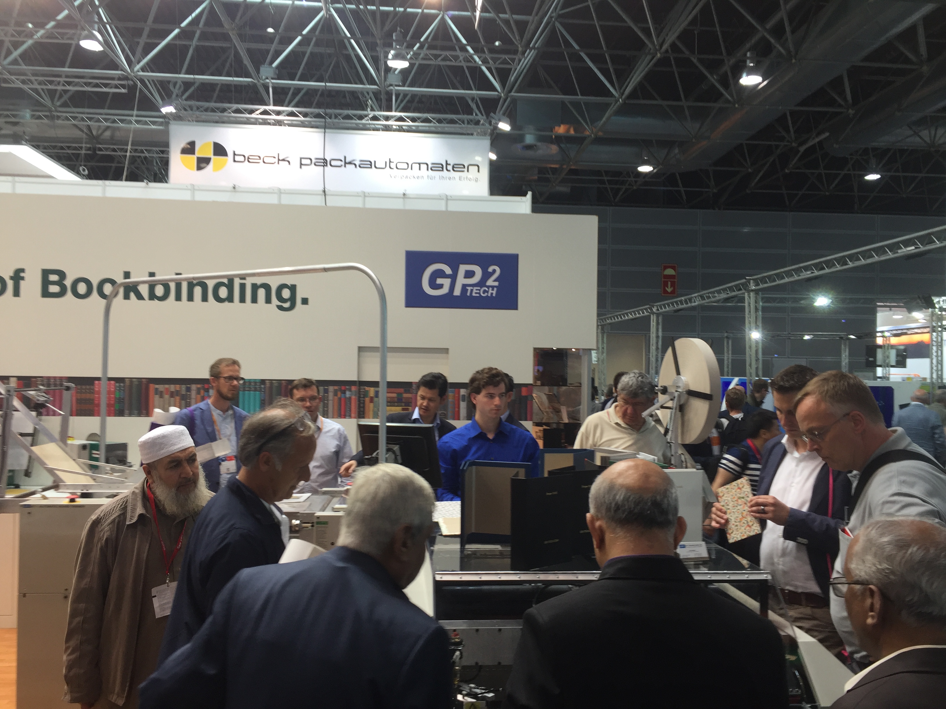 Guests at Drupa 2016 watch a live demonstration of the Cover-1 casemaker.